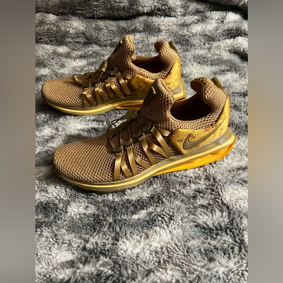 302: Nike Women Shox Gravity (Metallic Gold) Size: 7.5 (reg$150) - Picture 5 of 13